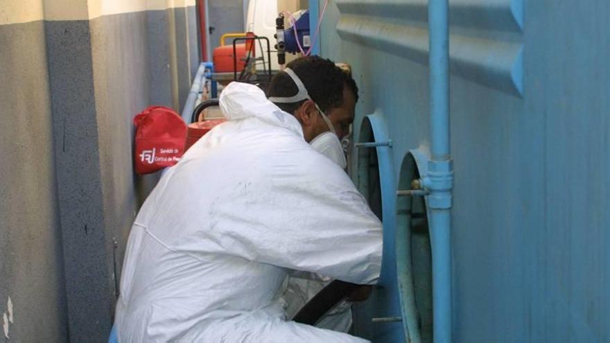 Un técnico supervisa las instalaciones de refrigeración de la Consejería de Sanidad en 2001.