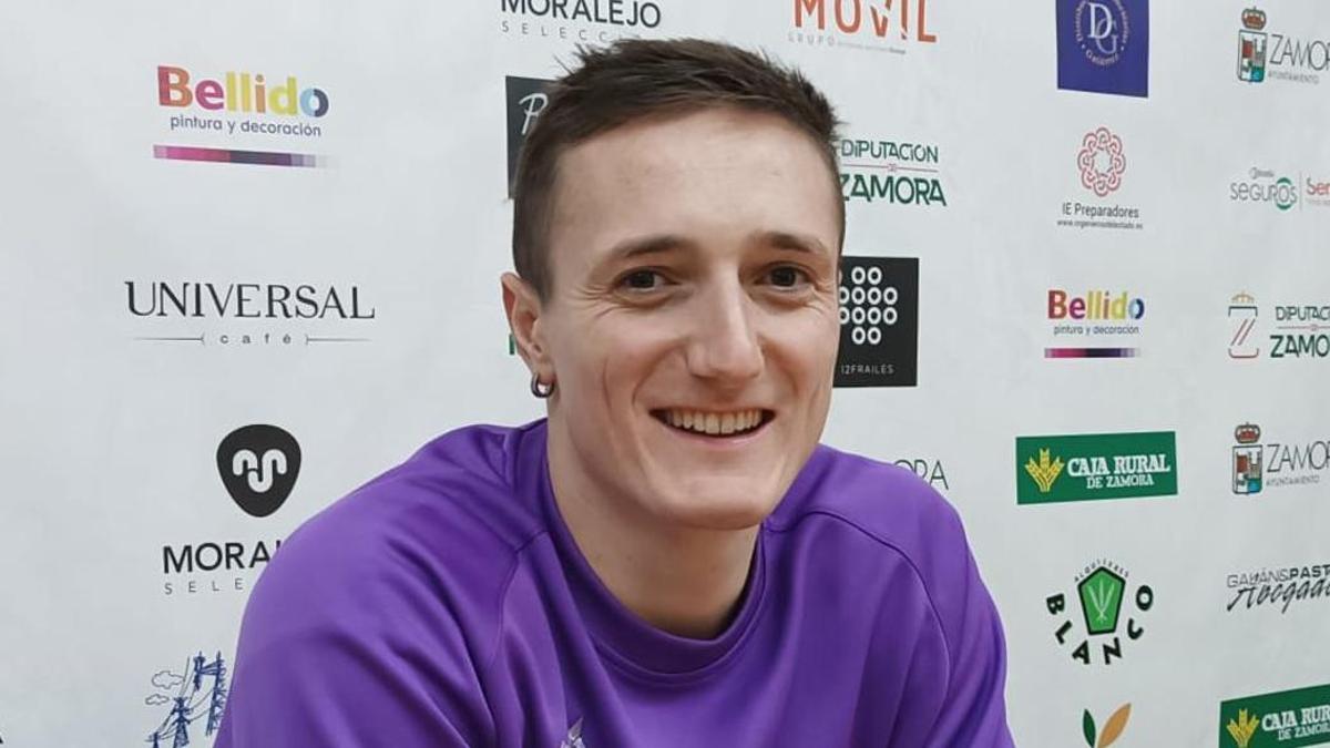 Guillermo Medina sonríe durante la rueda de prensa ofrecida ayer en la sede del Balonmano Zamora. | C. J. T.