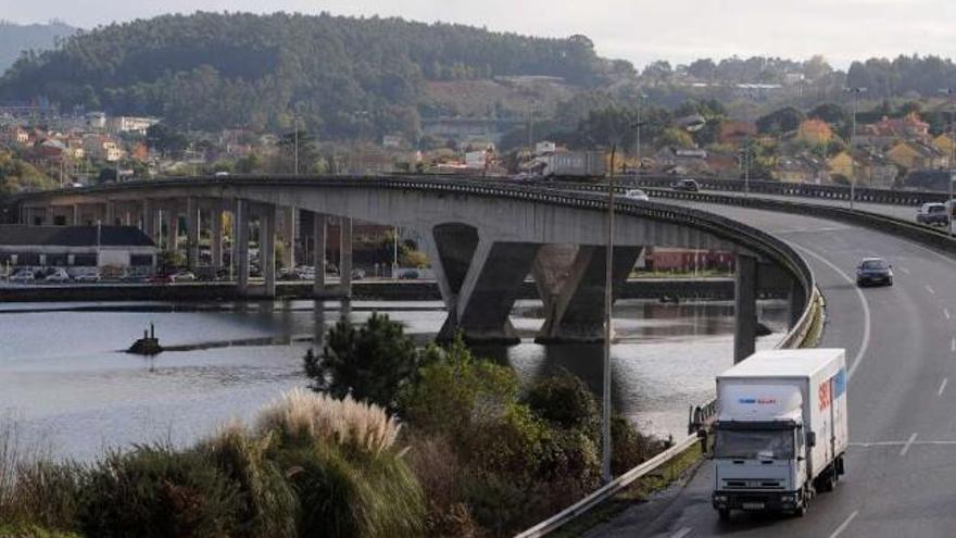 Puente sobre la ría, que conforma el tramo libre de peaje de la AP-9 en Pontevedra.  // G. Santos