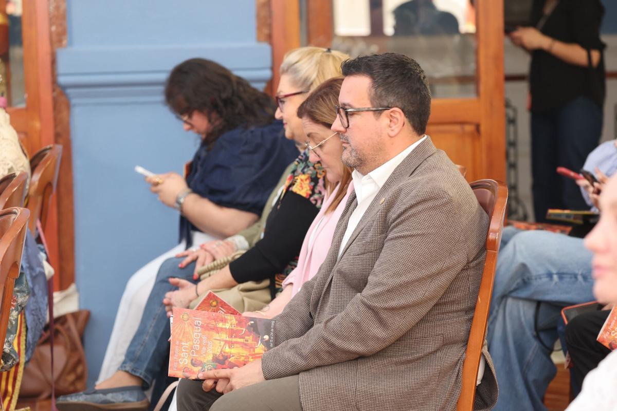 12/05/2026. VILA-REAL. En el Gran Casino, presentación del llibret de las fiestas de Sant Pasqual. Fotos variadas del acto, de la reina y las festeras ojeando el programa, etc.