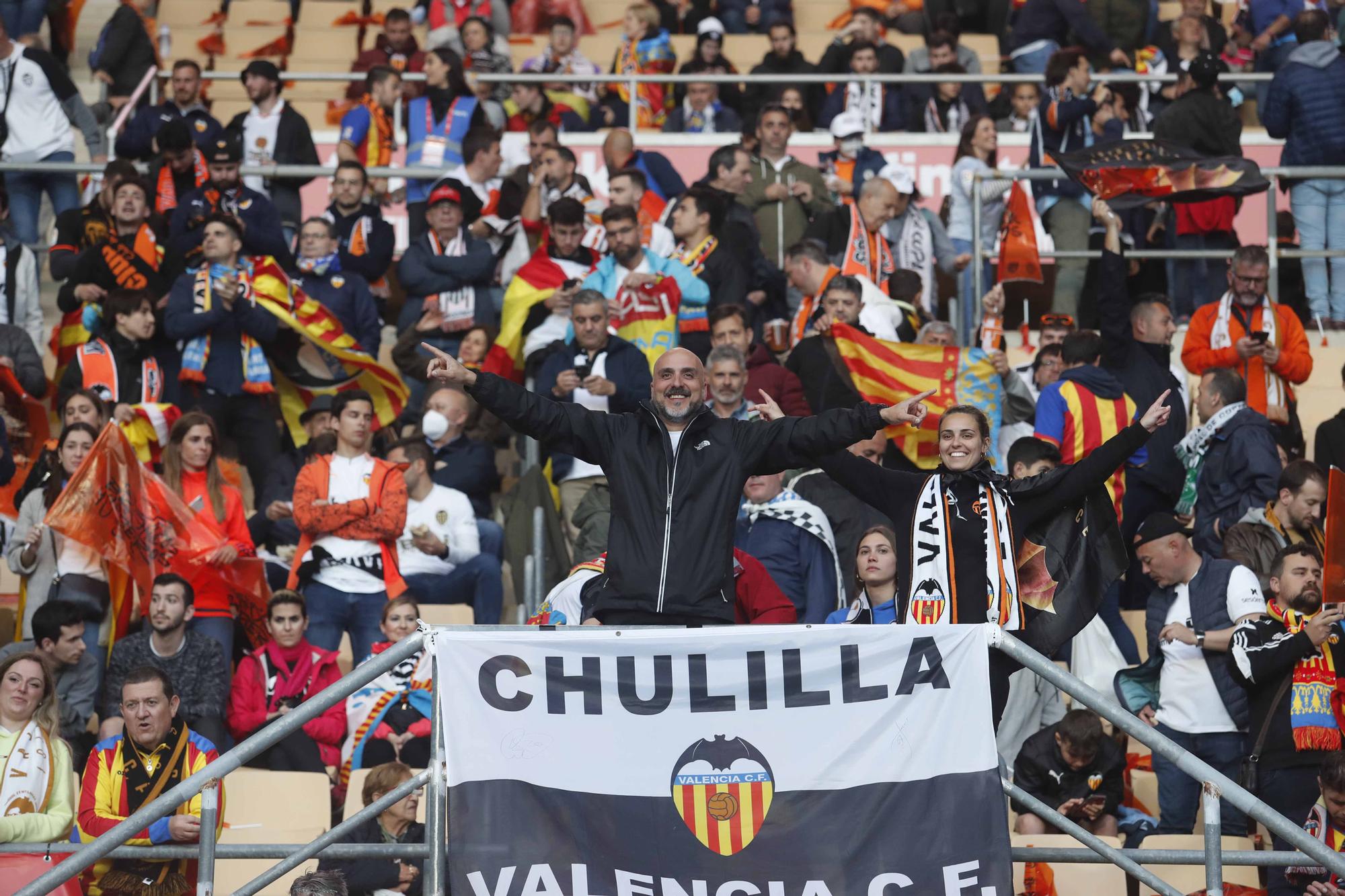 La afición valencianista llena de color el estadio de La cartuja