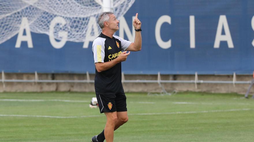 Fran Escribá hace un gesto en un entrenamiento del Real Zaragoza.