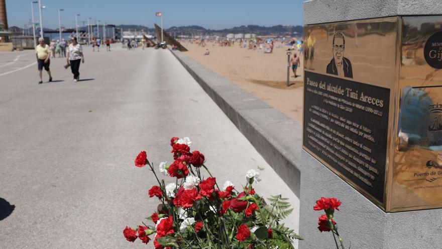 El paseo de Areces se llena de curiosos: &quot;Hizo mucho por transformar la ciudad&quot;