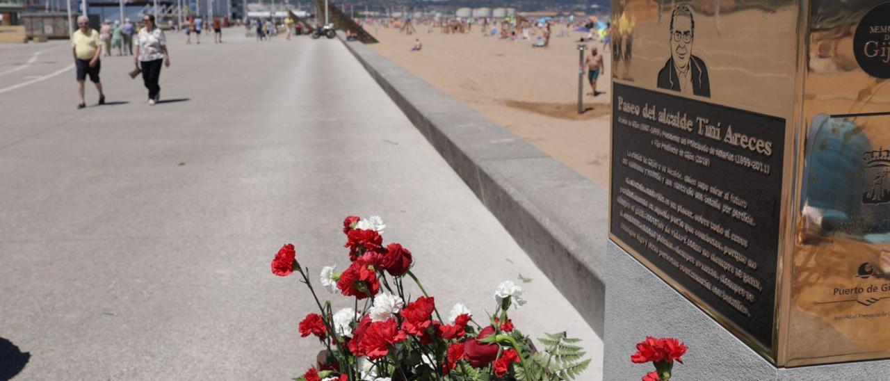 El monolito a Vicente Álvarez Areces, junto a la playa de Poniente. | Juan Plaza