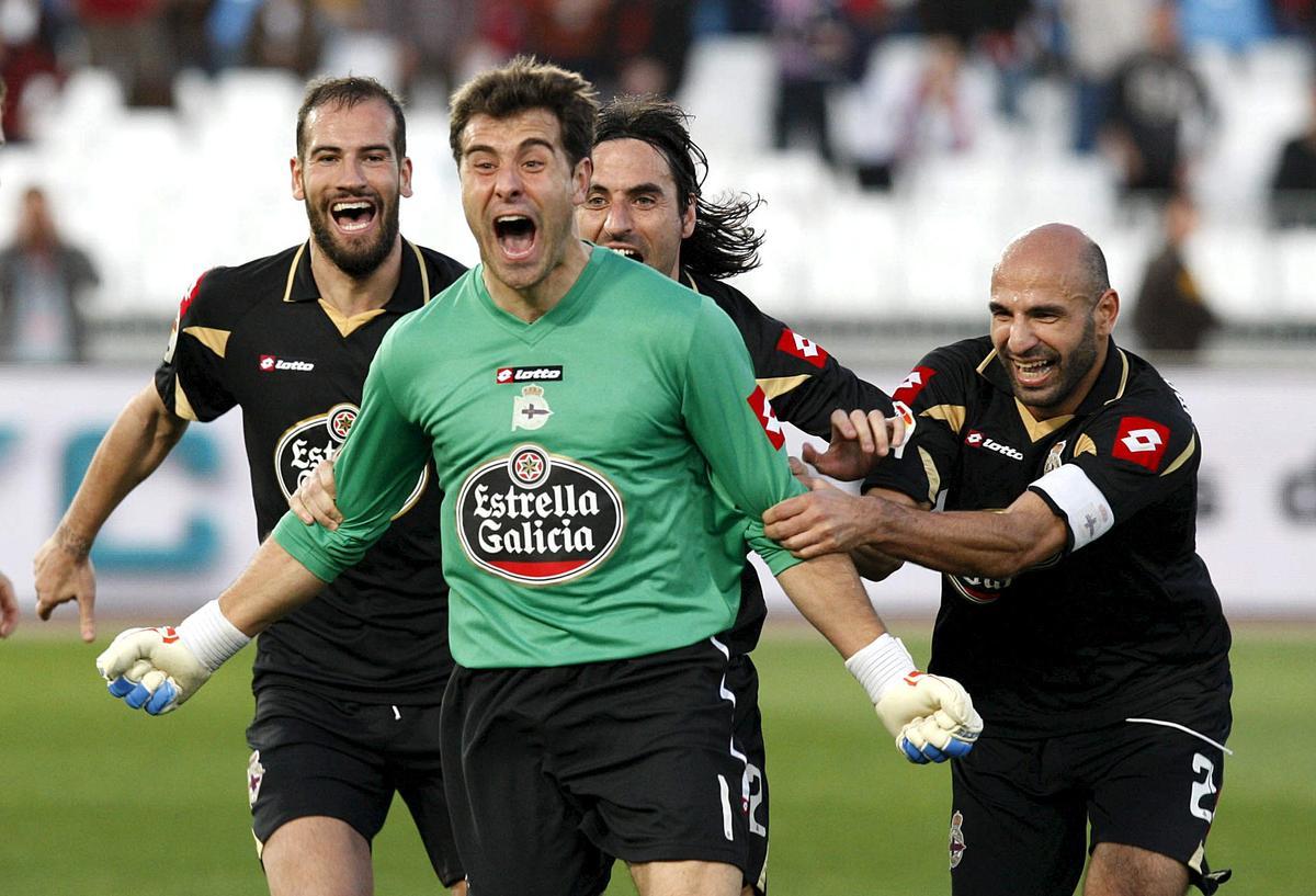 Dani Aranzubia celebra con Lopo, Juan Rodríguez y Manuel Pablo su gol ante el Almería en 2011.
