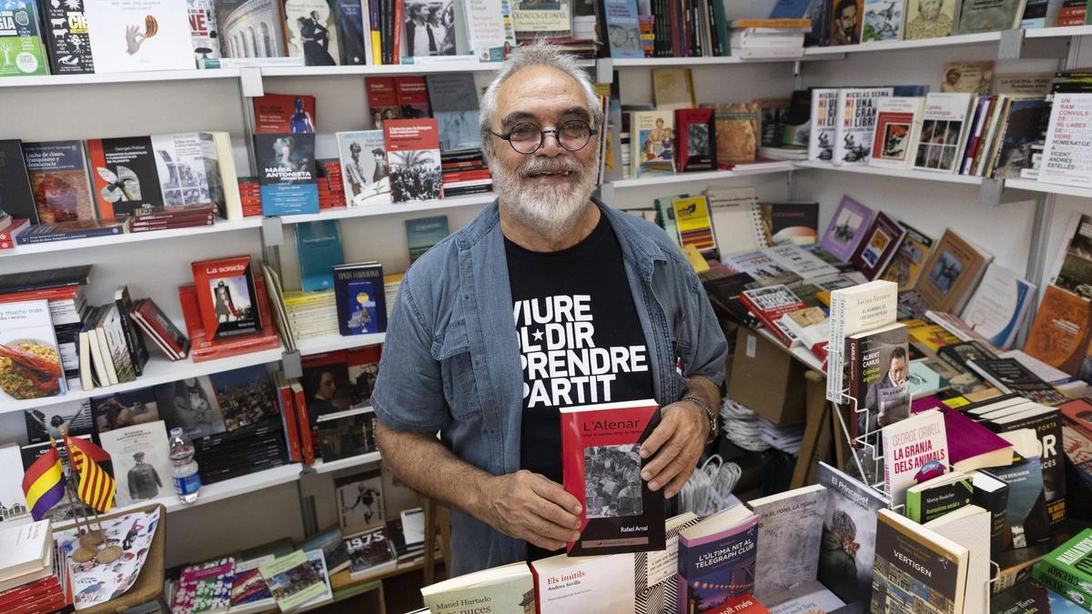 Valencia. VLC. Libreria L'Eixam, la librería más veterana de la feria (48 años seguidos). Su propietario, Rafa Arnal, se retira este año.