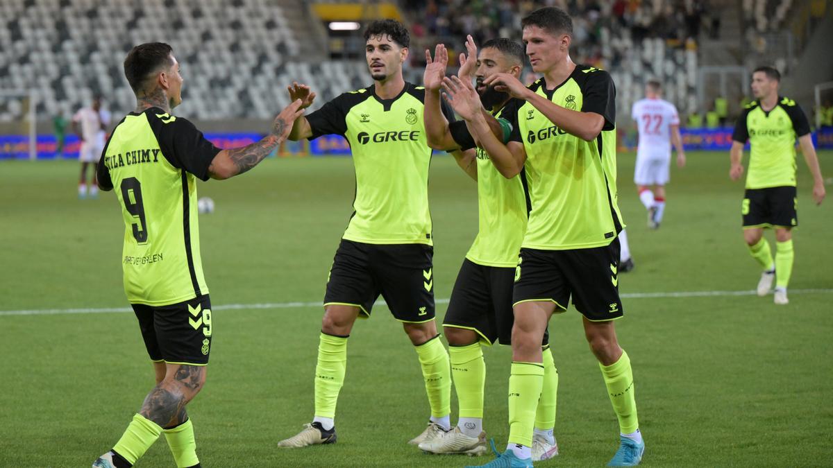 Los jugadores del Real Betis celebran el gol de su equipo durante el partido de fútbol de ida de los play-off de la UEFA Europa Conference League entre el FK Kryvbas y el Real Betis en el estadio Kosicka Futbalova.