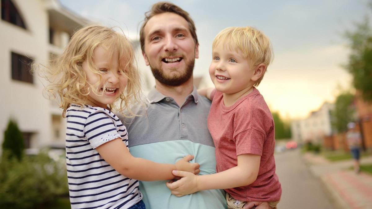 Un padre con sus hijos