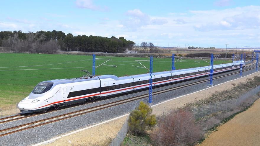 Un tren València-Barcelona descarrila sin pasajeros en la estación de Sitges