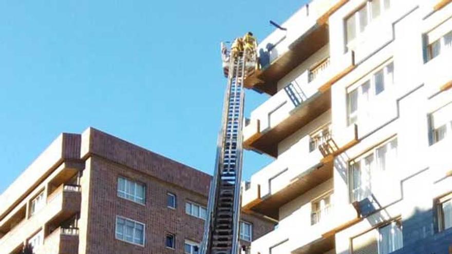 Los bomberos revisan la fachada del edificio.