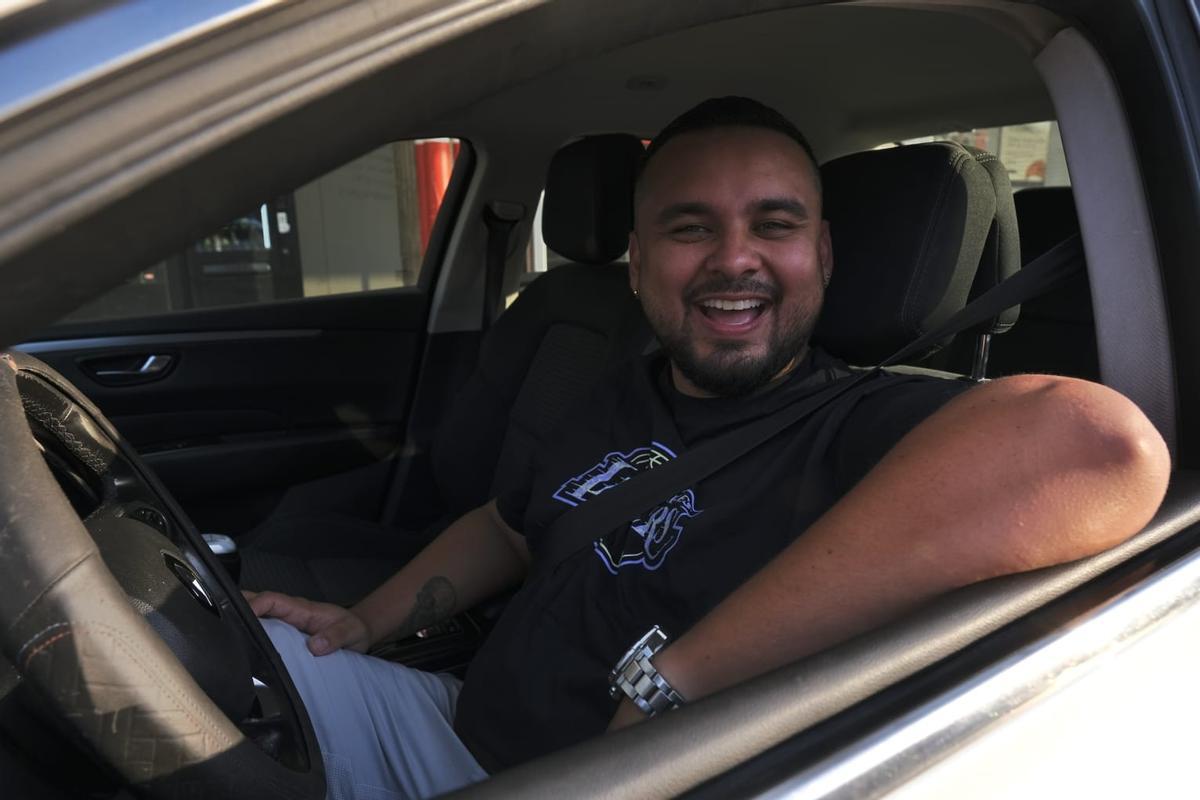 Gustavo Oliveros fent el taxi amb bon humor