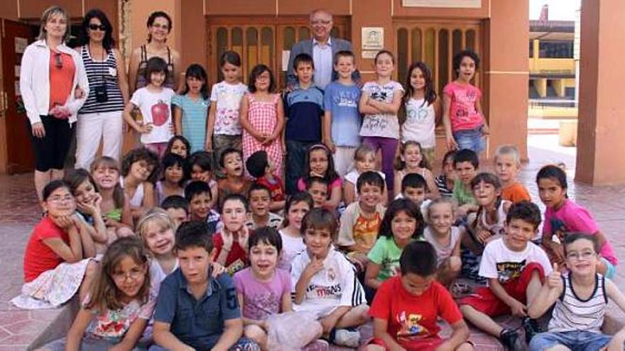 El alcalde, con niños del colegio El Vincle.