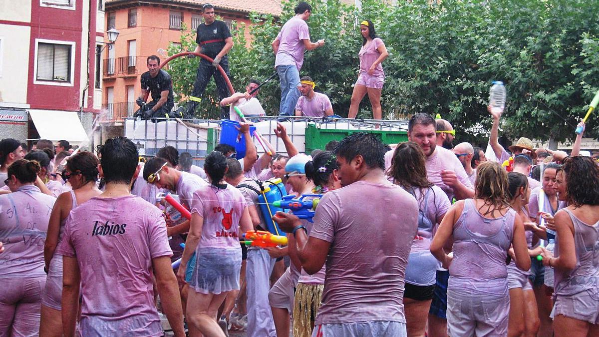 Los peñistas, durante una de las actividades de las fiestas, la guerra del vino. | L. O. Z.