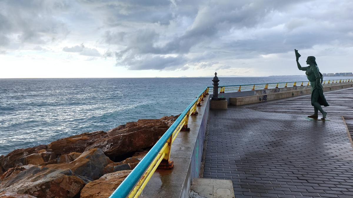 Una de los tramos más conocidos del paseo del dique de Levante es el de la "curva" con la escultura de la Bella Lola
