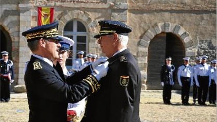 El cap superior de la Policia Nacional a Catalunya, Sebastián Trapote, rebent la medalla d&#039;or al Pertús.