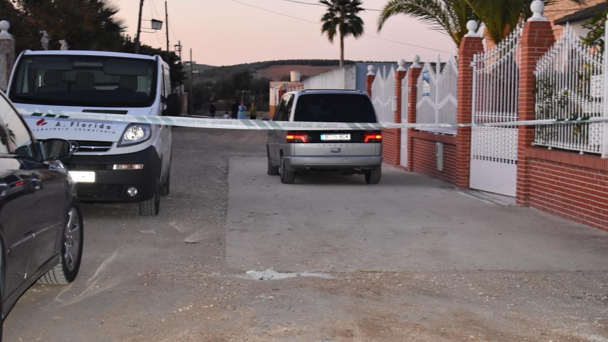 La Guardia Civil investiga la muerte de un hombre y una mujer hallados en un coche en Puente Genil