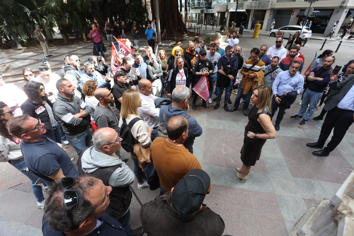La conselelra Nuria Montes ha bajado a la plaza donde se encontraban los trabajadores para informarles de la solución encontrada.