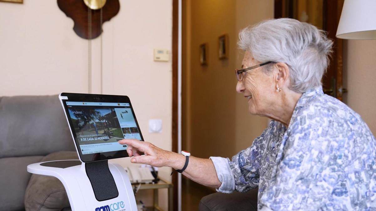 María Teresa Echalecu, buscando información en el robot social Temi