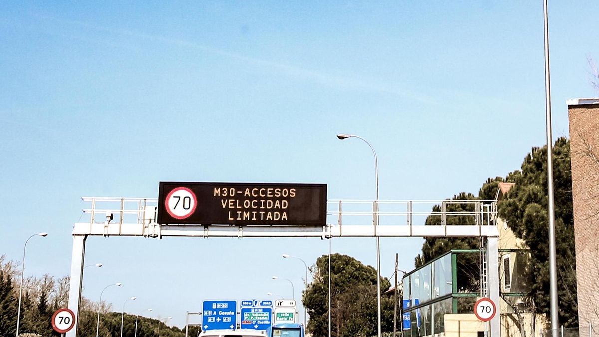 Archivo - Fotos recursos de coches atravesando la M30 de Madrid