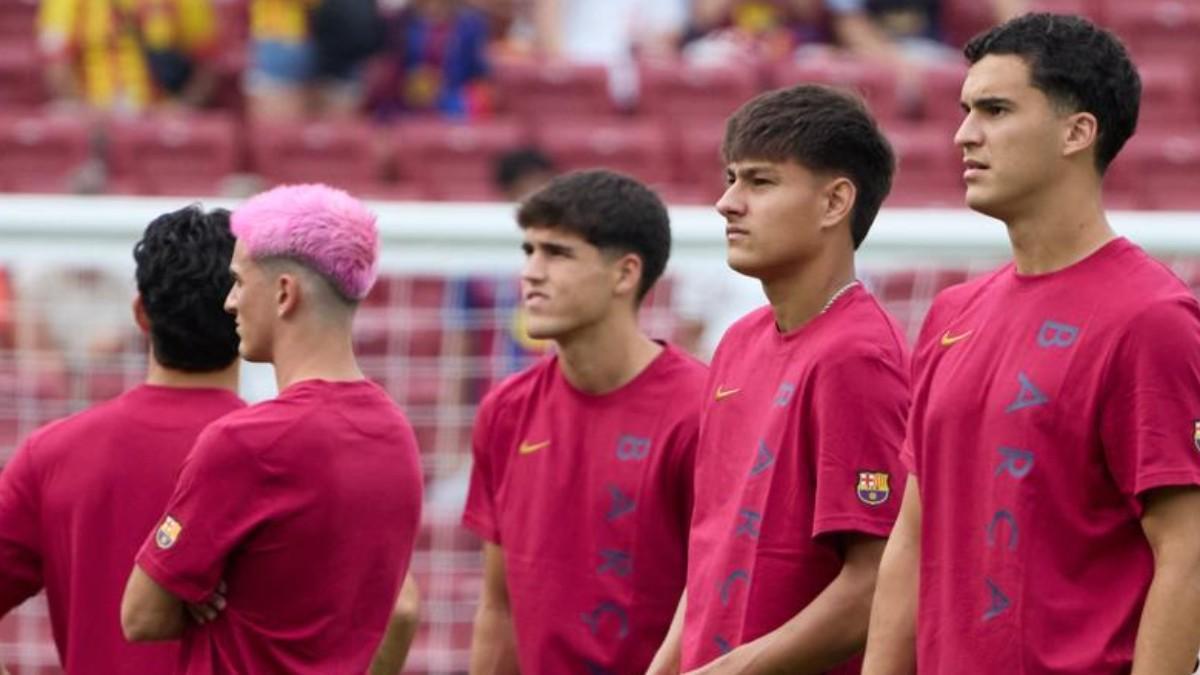 Cubarsí, Brian, Cortés, Gavi y Espart antes del partido del Gamper