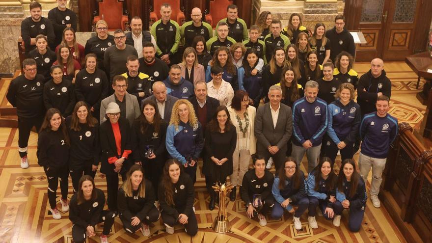 Miembros de los cuatro equipos participantes, ayer en el Concello en la presentación de la competición con las autoridades.