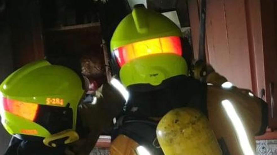 Los bomberos en la cocina afectada por el fuego