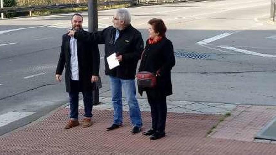 Los ediles del PP en la zona: por la izquierda, Hugo Nava, Cristóbal Lapuerta y Jesusa Oliva Suárez.