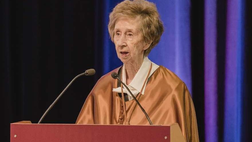 Margarita Salas, ayer, durante su intervención tras ser investida doctora &quot;honoris causa&quot;.