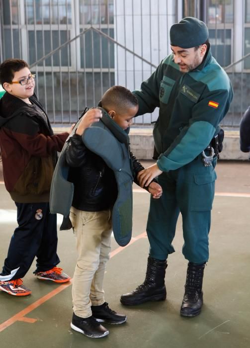 Exhibición de la Guardia Civil en el colegio Santa Olaya