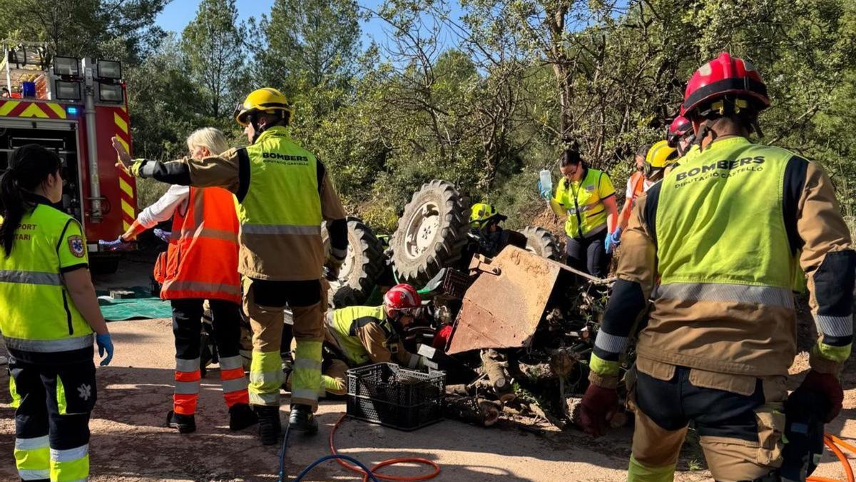 Imagen de la actuación de los bomberos en l'Alcora.