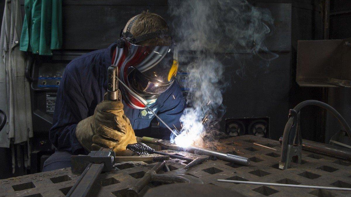 Un trabajador autónomo realiza una soldadura