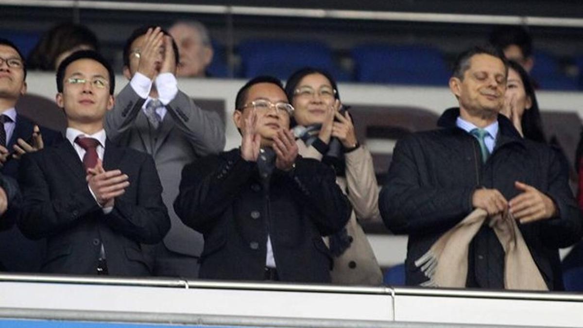 Chen Yansheng, aplaudiendo en el palco de Cornellà-El Prat