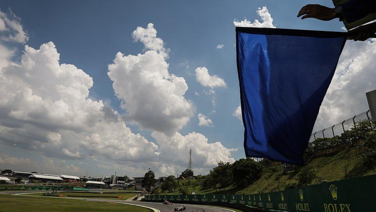 La bandera azul es un símbolo de cortesía y respeto en el mundo de la Fórmula 1.