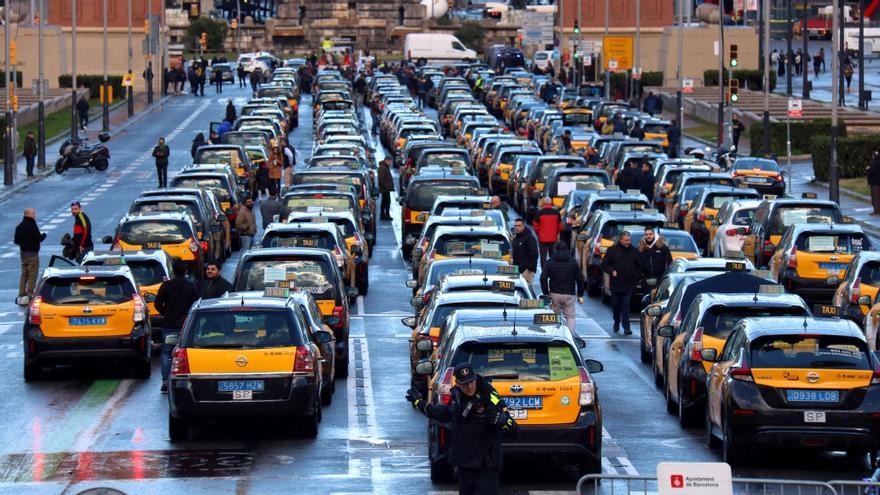 Fileres de taxis abans de començar la marxa lenta pel centre de Barcelona des de la Plaça Espanya