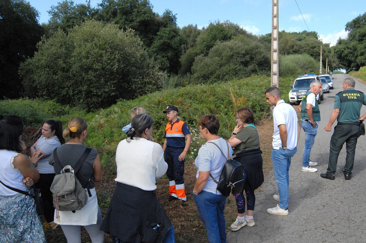 Integrantes del dispositivo de búsqueda del hombre desaparecido en Silleda, en los alrededores de la finca donde fue hallado sin vida.