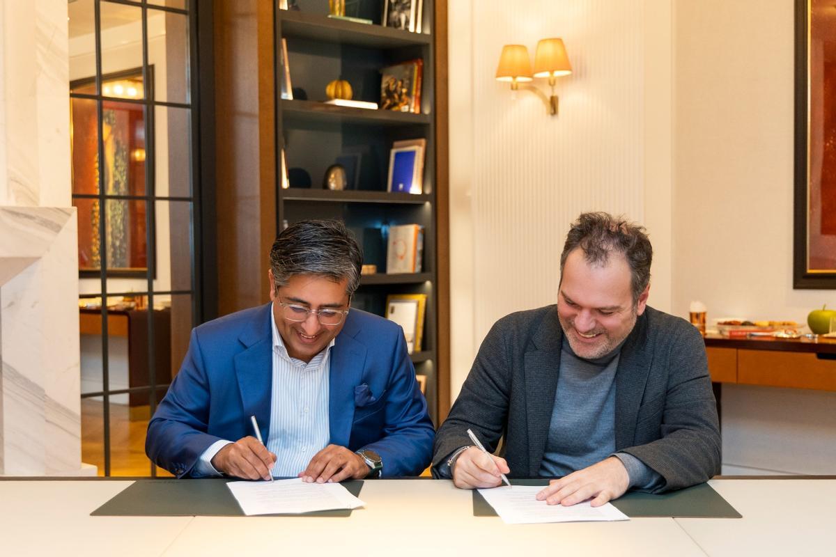 De izq a dcha Dhiraj Chhabria Presidente y Ceo de Fund Grube y Gabriele Zaretti Ceo de Perfumerias Júlia