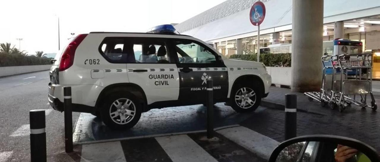 Coche de la Guardia Civil aparcado en una zona de minusválidos del Aeropuerto.