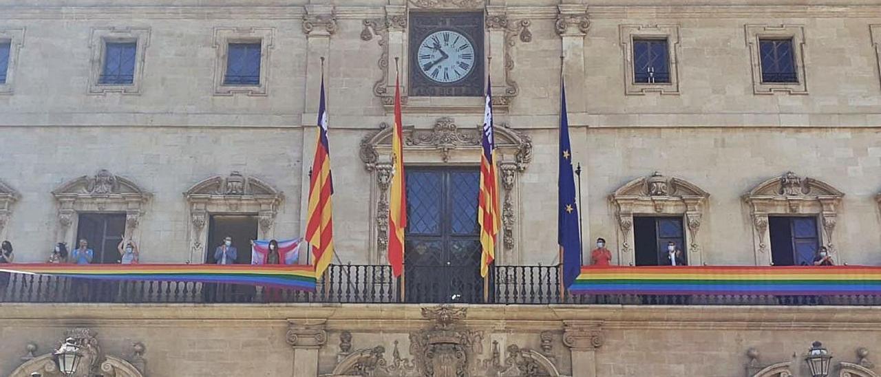 La bandera LGTBI cuelga desde ayer del balcón de Cort.
