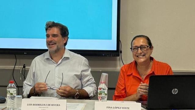 Luis Rodríguez, amb la secretària de FAES, Fina López, durant l’assemblea