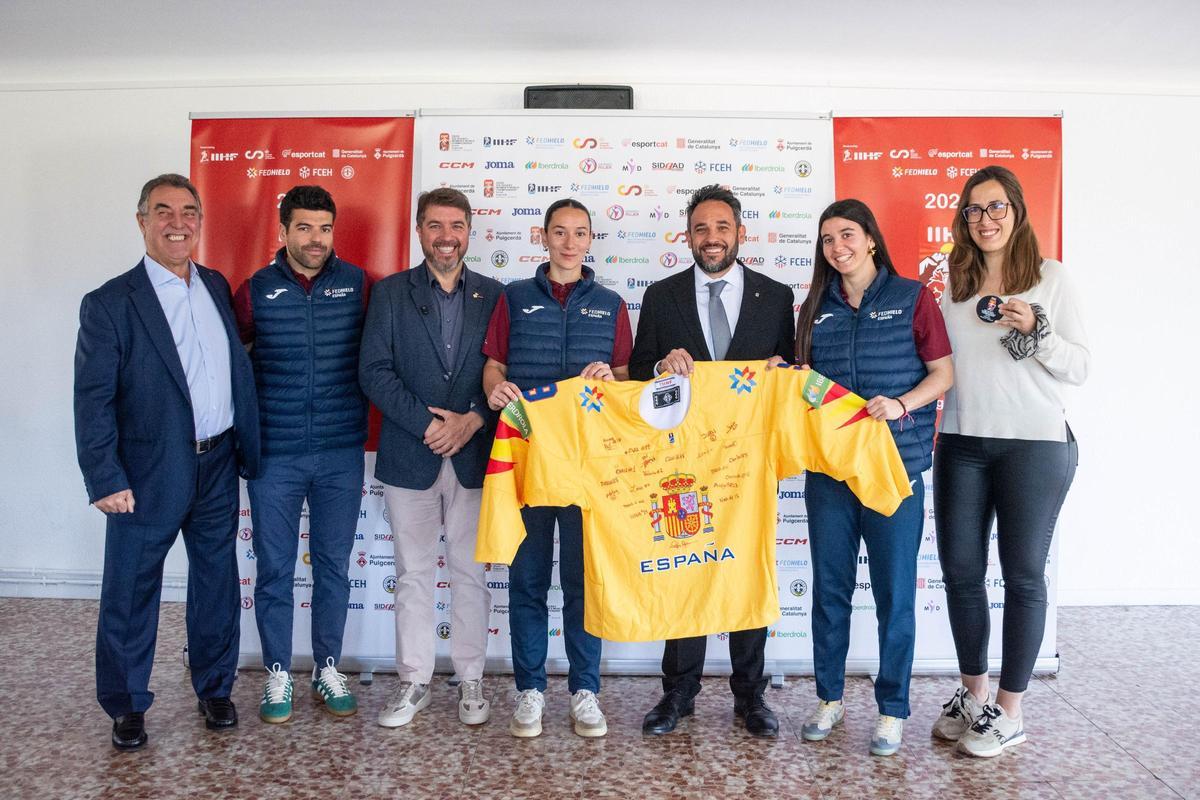El secretari d'Esports, el berguedà Abel Garcia, amb autoritats i jugadores, entre elles Paula Giménez, del CG Puigcerdà