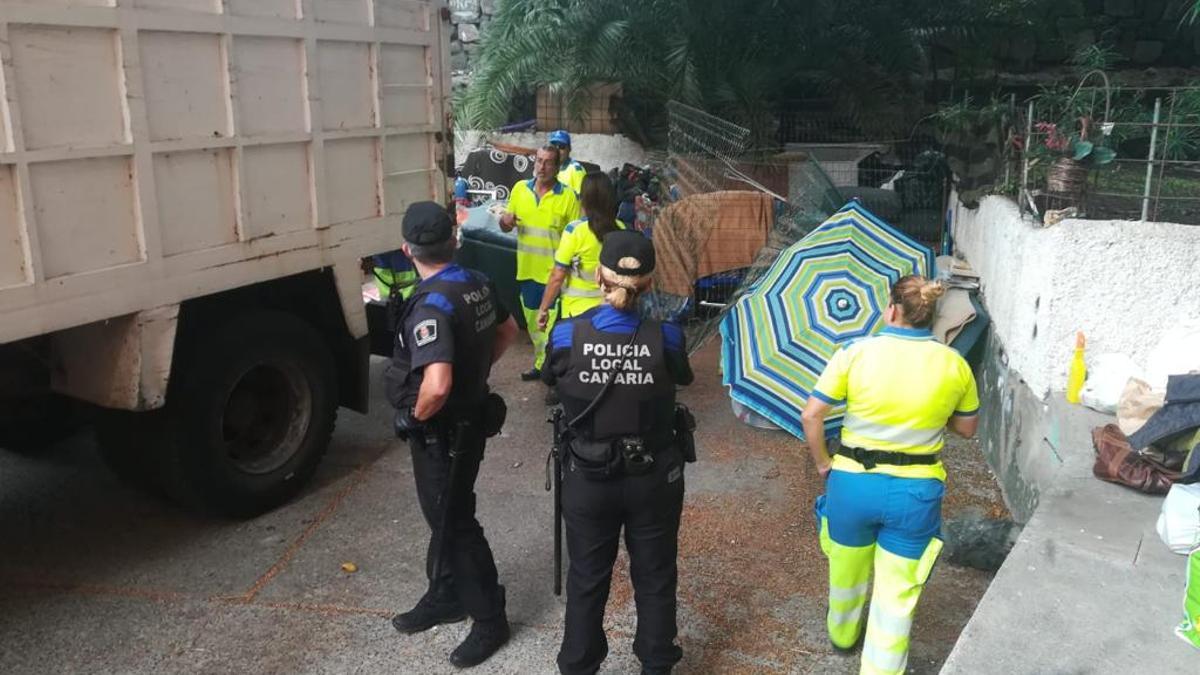 Agentes de la Policía Local y del Servicio Municipal de Limpieza durante una de las intervenciones en la zona.