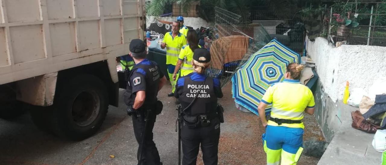 Agentes de la Policía Local y del Servicio Municipal de Limpieza durante una de las intervenciones en la zona.