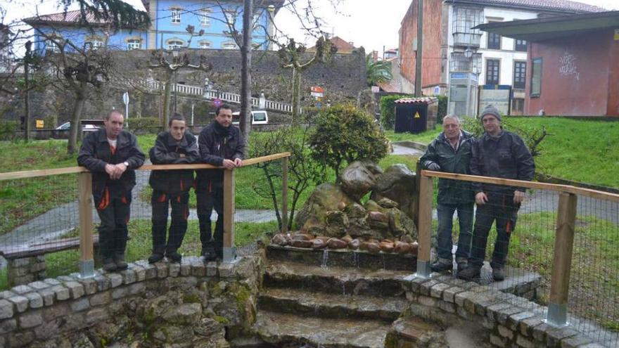 Por la derecha, René Caicoya, Carlos Allende, Joaquín Solares, Alejandro Peón y Alfonso Barbas, en el estanque de Colunga.