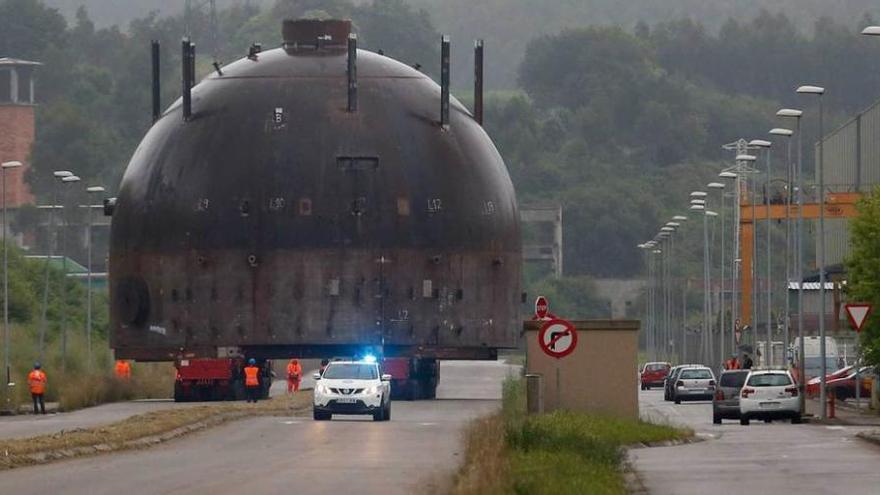 Una colosal pieza de 170 toneladas sale de Idesa hacia el puerto avilesino