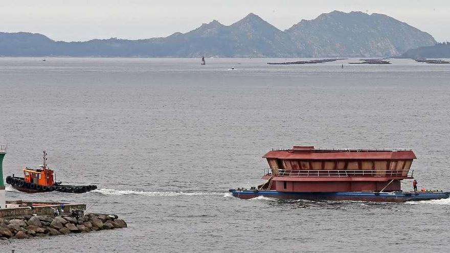 La pontona &quot;Freire Uno&quot; transporta el puente del &quot;BAP Carrasco&quot; para su montaje en el astillero vigués. // Marta G. Brea