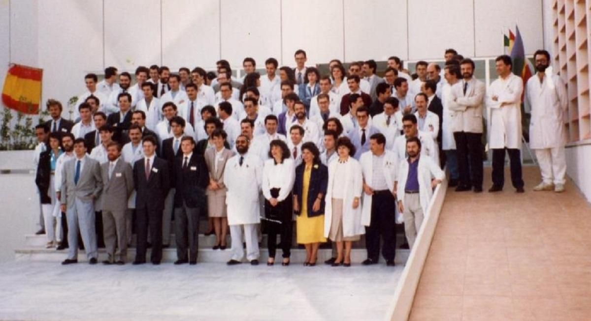 La foto de familia de la inauguración por parte de Fujitsu España del edificio del laboratorio de Málaga en 1988.
