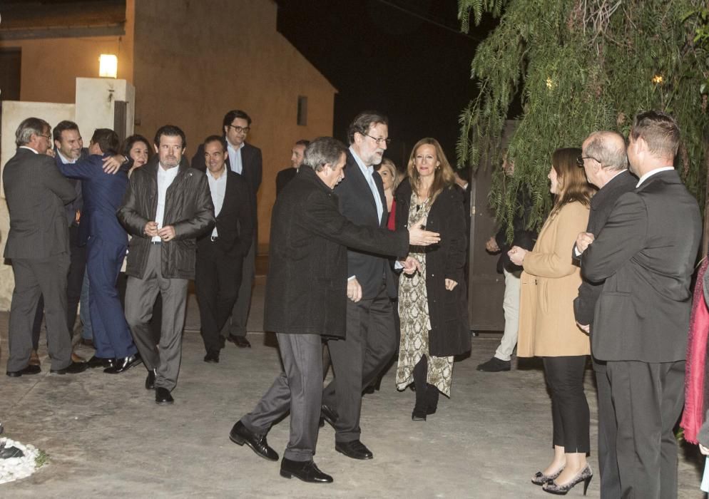 El PP agasaja a «su presidente» Rajoy por defender a «todos los españoles».