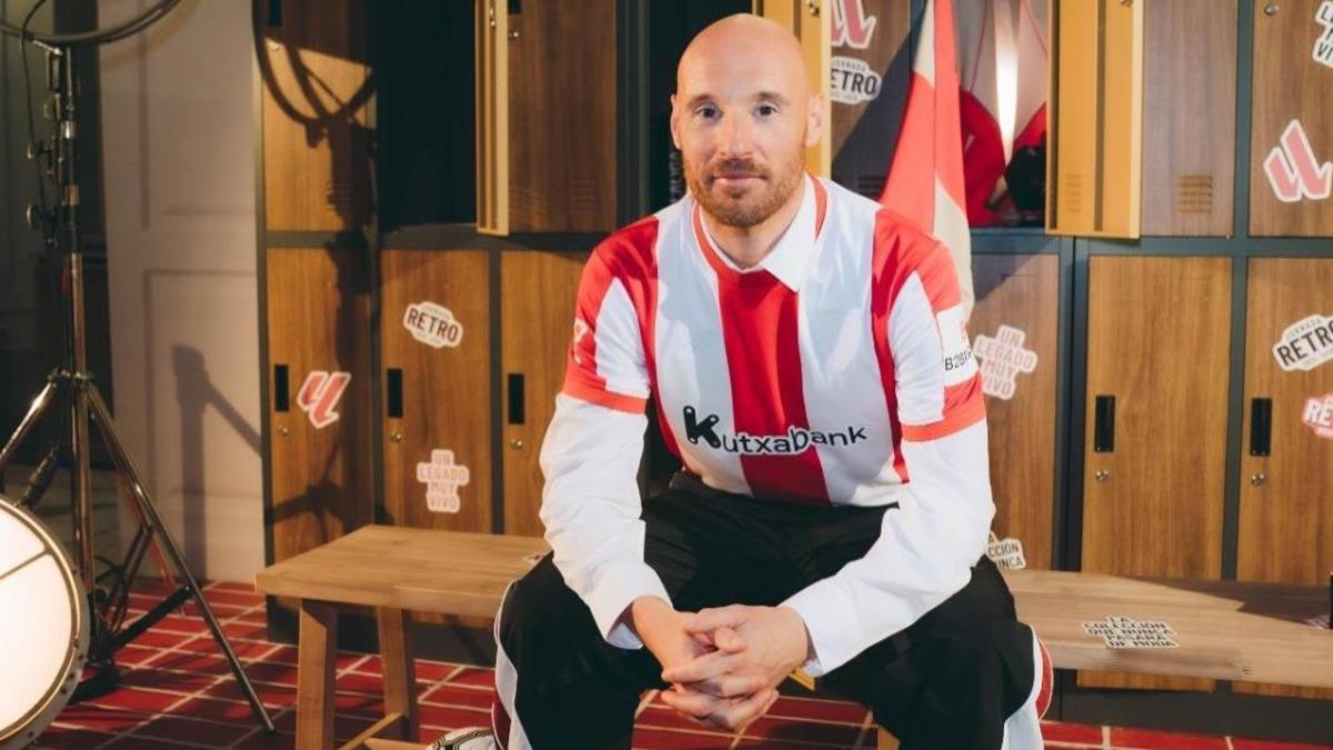 Gaizka Toquero, en la jornada retro de LaLiga, donde ejerció de modelo de la camiseta del Athletic.