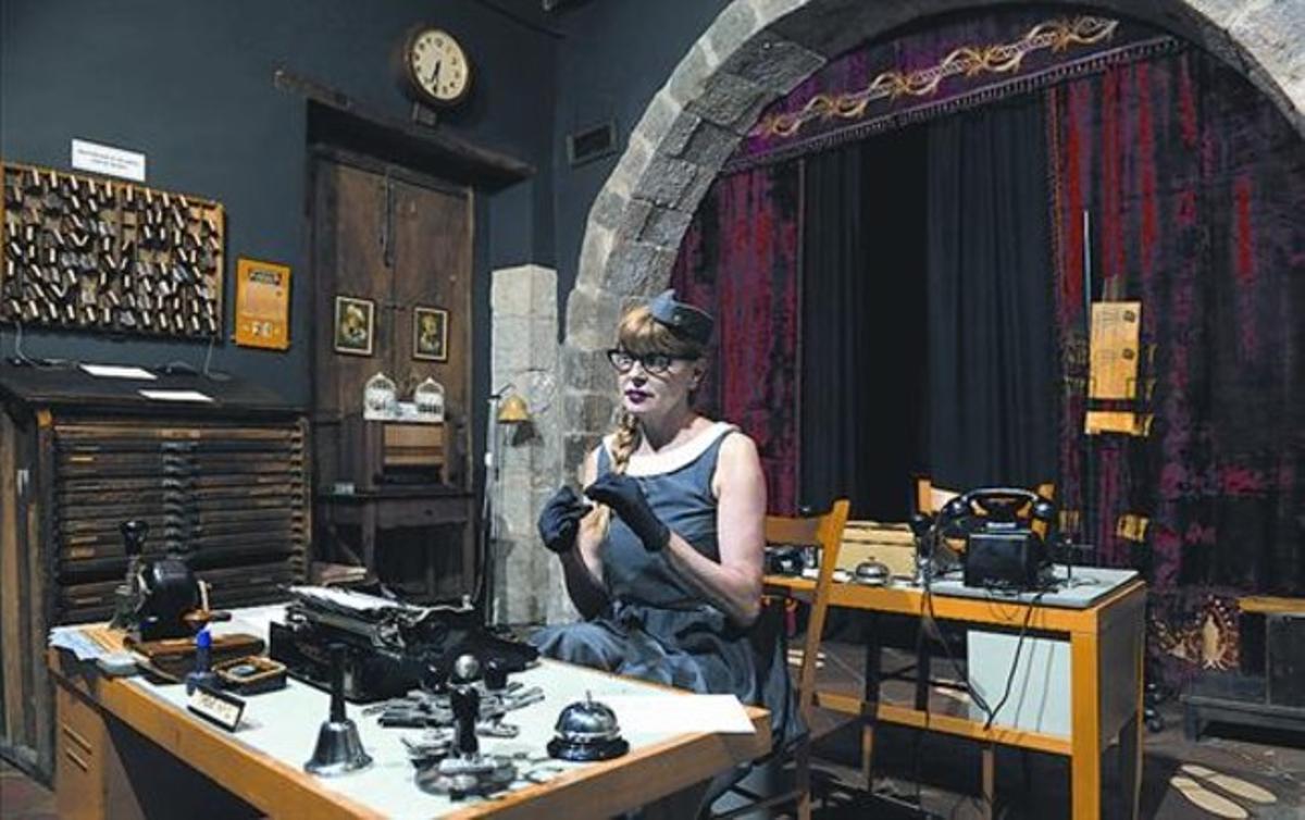 Jo Graell, creadora de l’Expendeduría Poética, al laboratori de creació. Jo Graell, creadora de l’Expendeduría Poética, al laboratori de creació.
