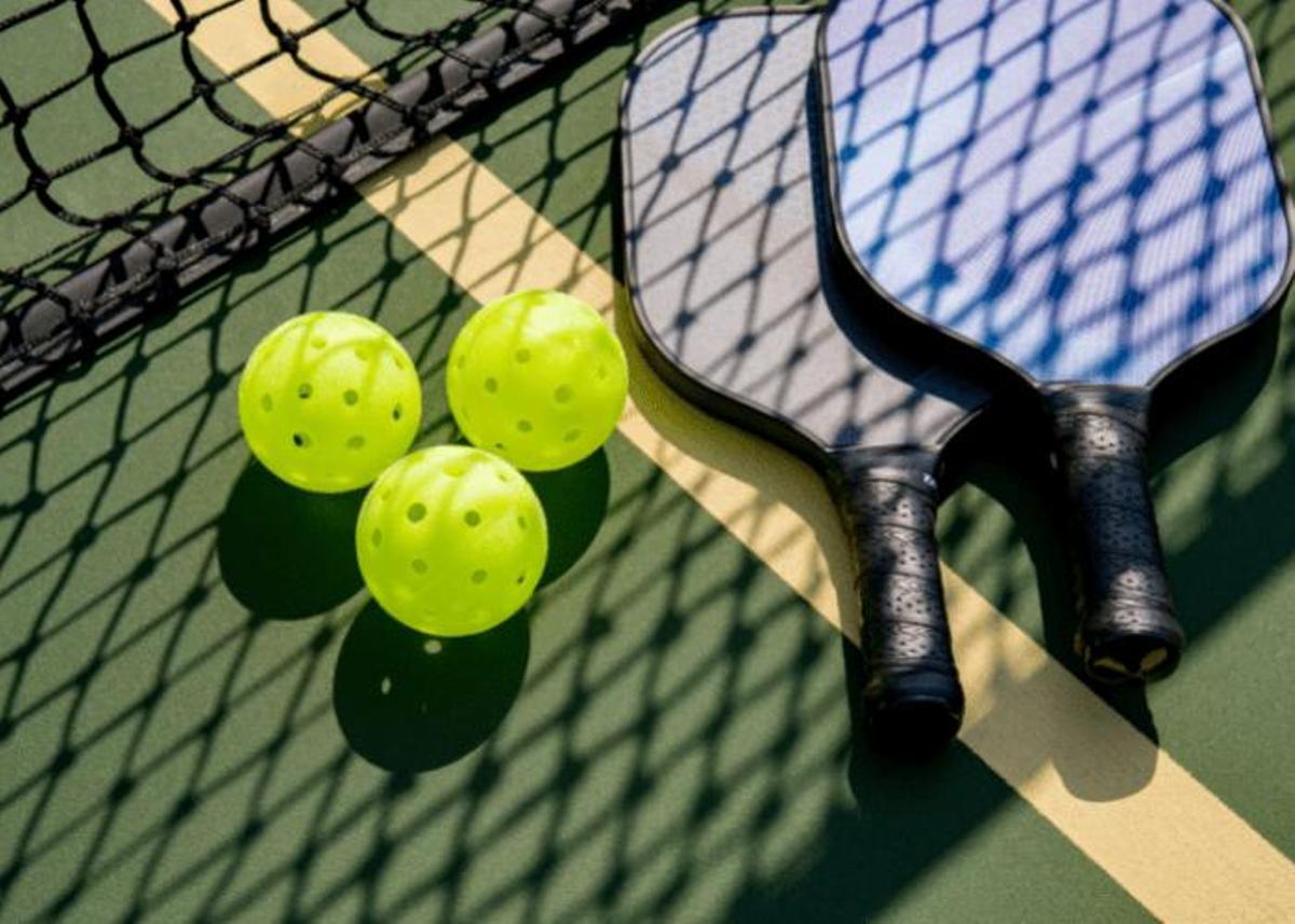 Plas y bolas para practicar el pickleball.